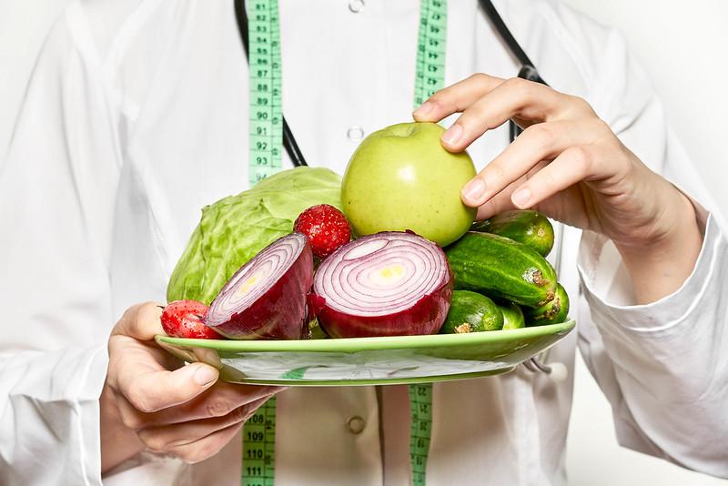 Nutritionist with plate of food by Marco Verch (Flickr)